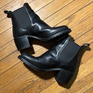 Frye Sabrina Black Leather Heeled Chelsea Boot Pull On